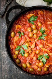 תבשיל יובה ברוטב זיתים ועגבניות טבעוני ללא גלוטן