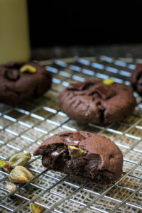 עוגיות שוקולד פיסטוק טבעוניות עם קמח כוסמין מלא