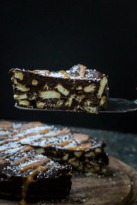 עוגת ביסקוויטים שוקולד וחמאת בוטנים טבעונית - ב 3 רכיבים!