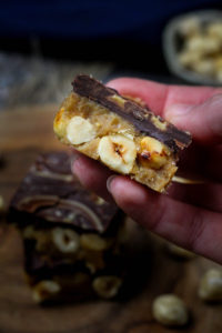 חטיף אגוזי לוז ושוקולד טבעוני קראנצ׳י - ללא גלוטן - עם 5 רכיבים