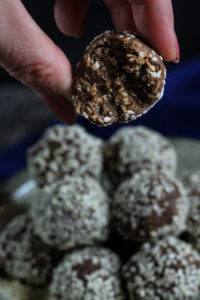 כדורי שוקולד חמאת בוטנים טבעונים - ב 5 רכיבים - ללא גלוטן ללא אפיה