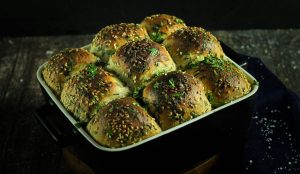 לחמניות עשבי תיבול טבעוניות - הכי רכות ואווריריות בעולם