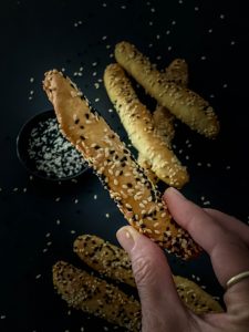 גריסיני טבעוני איטלקי - מקלות לחם קראנצ׳יות קלות להכנה