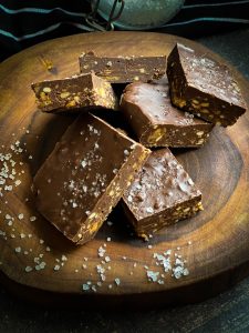 פאדג׳ שוקולד טבעוני ב - 2 רכיבים , ללא גלוטן , ללא אפיה 