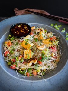 סלט אטריות שעועית תאילנדי טבעוני - יאם וון סן - הסלט הכי טעים שיש