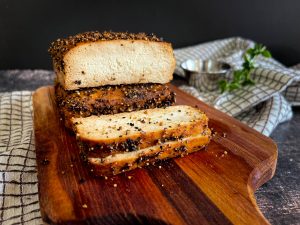פסטרמה טופו טבעונית בטעם פלפל שחור מעושן - פסטרמה טבעונית