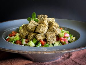 טופו זעתר ושמרי בירה - תוספת חלבון טבעונית מושלמת לסלט