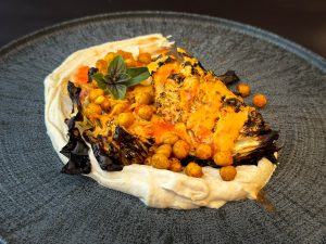 כרוב צלוי עם גרגירי חומוס קראנצ׳יים -טבעוני, קל, בריא וללא גלוטן