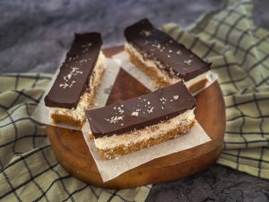 חטיף בוטנים וקוקוס טבעוני - ללא גלוטן, ללא אפיה, עם שוקולד פאדג׳ - VegaNati